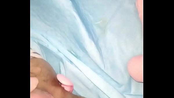 Gadis Tiongkok Merangsang Diri Hingga Memuncak Dan Mengucur Deras Dengan Lubang Yang Terisi Penuh