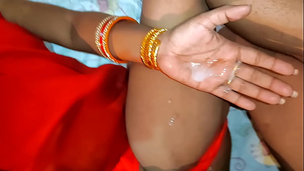 देसी बेबी की गांड में पहली बार हिंदी में बोलते हुए धीरे-धीरे लोड ले रही है