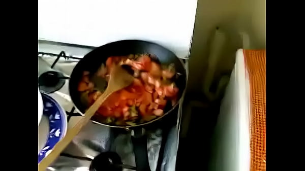 Bhabhi Panas Masak Sambil Ngehis Kontol