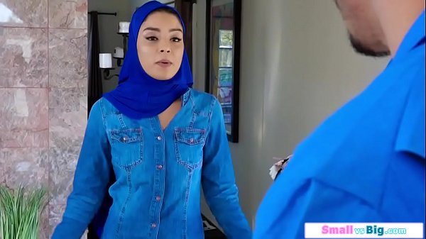 Gadis Arab Digoyang Dua Pria Kekar