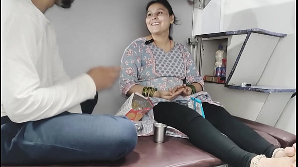 Gadis Muda Dan Ipar Tirinya Beraksi Mesra Di Kereta Dari Kashmir Ke Kanyakumari
