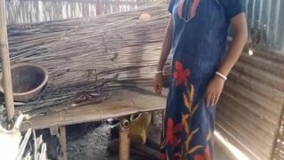 Bihari Babu Menggila-gilakan Pelayannya Di Gubuk Terbuka