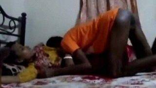 Gairah Terlarang: Keponakan Tua Menggoda Bibi Telugu Yang Bergairah