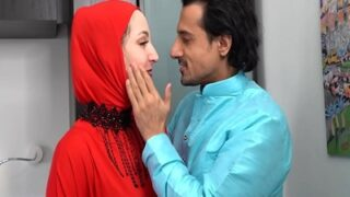Kekasih Menghancurkan Wanita Berhijab Nakal Di Depan Suaminya