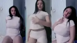 Ochi Goyang Hot Pamer Tubuh Seksi