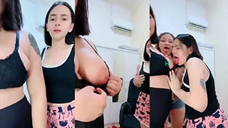 Saling Menjilati Puting Payudara Host