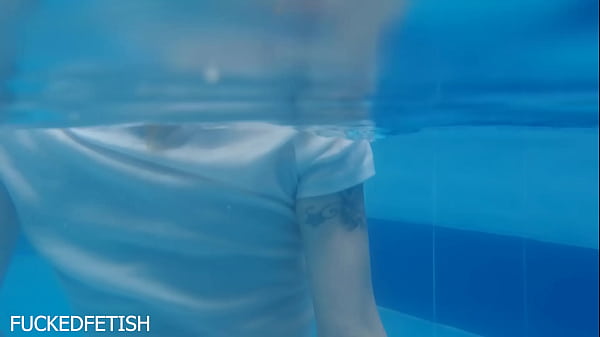 Ashley Rose Basah Menggoda Dengan Gaya Rock