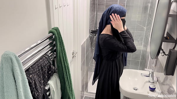 Astaga, Gadis Berhijab Itu Ternyata Gemar Mengocek Sendiri Di Kamar Mandi.