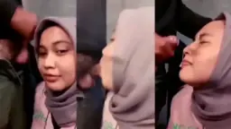 Gadis Berhijab Manis Menelan Cairan Di Wajahnya