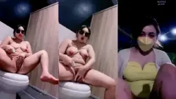 Viona Ngewek Di Wc Umum, Basah Kuyup Sambil Nahan Erangan