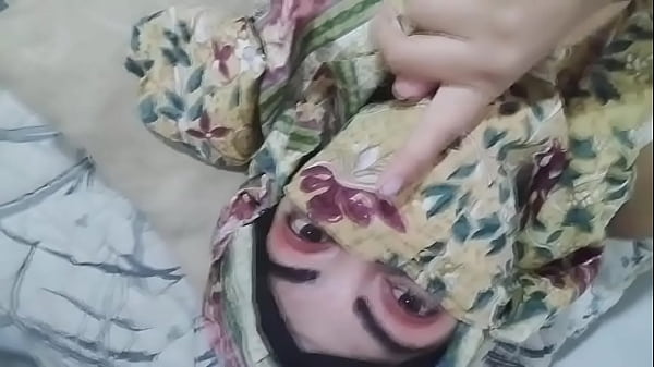 Istri Arab Berjilbab Mesum Masturbasi Memek Basah Sembur Sampai Klimaks Saat Suami Sholat Di Kamar Lain