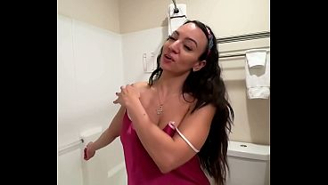 Sasha Mandi Basah Sendirian Di Kamar Mandi