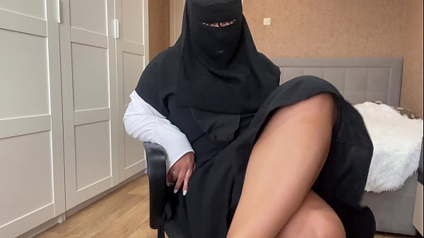 Gadis Arab Berhijab Mainin Memek Basah Sampe Keenakan