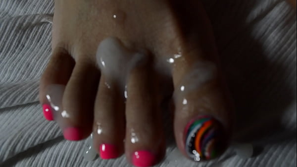 Mengecup Kaki Seksi Istri Asia Sampai Keluar Air Mani