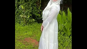Memamerkan Pantat Berhijabku Di Alam Terbuka