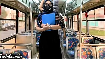 Istri Muslim Pulang Kampus Naik Bus, Orang Asing Langsung Ngewe Dia Pake Hijab.