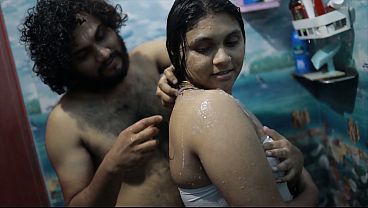 Ciuman Basah Di Kamar Mandi, Kakak Tiri India Bikin Greget