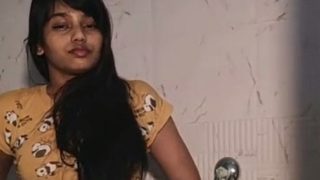 Desi Cewek Lagi Horny, Nyopot Baju Sambil Mandi Di Kamar Mandi, Basah Kuyup Pengen Digituin.