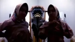 Guru Jilbab Bikin Heboh, Remas Toket Di Depan Murid.