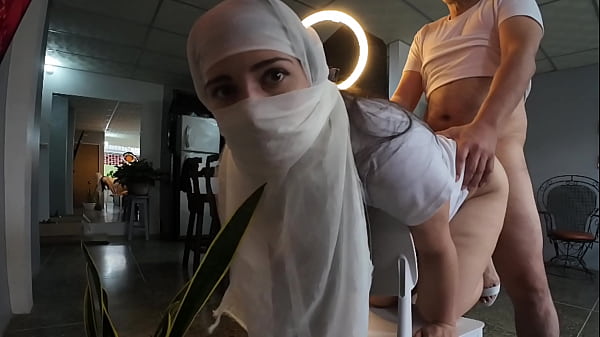Ibu-ibu Berjilbab Digenjot Keras, Akhirnya Disemprot Pejantan Di Pantat