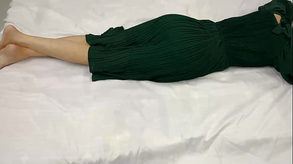 Adik Tiri Saya Yang Masih 18 Tahun Sendirian Di Kamar, Malam Itu Saya Masuk Ke Kamarnya Dan Memuaskan Nafsu Di Dalam Memeknya.