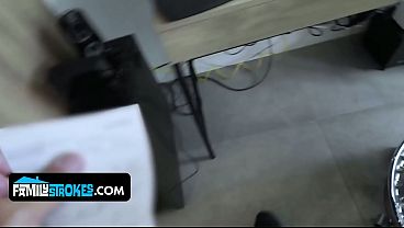 Anak Tiri Cewek Latin Seksi Godain Bapak Tiri Pake Tubuh Ketatnya Yang Bikin Ngilu.