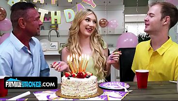 Gadis Kecil Montok Alami, Anak Tiri Daisy Lavoy, Goda Dan Naik Ke Atas Kontol Bapak Tirinya Dengan Liar