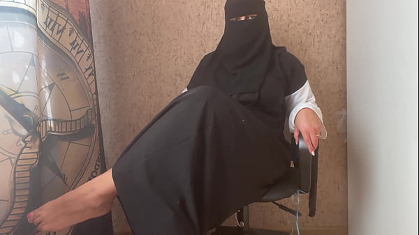 Joi Panas Dari Tante Arab Berhijab, Bikin Makin Tegang.