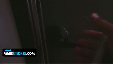 Montok Banget, Layla London Kasih Adik Tiri Ngebut Di Memek Sempitnya.