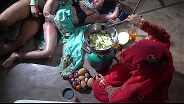 Ibu Tiri Di Dapur, Gerakan Pelan Bikin Dapur Makin Panas, Desi Step Mom India Bikin Lidah Bergoyang.