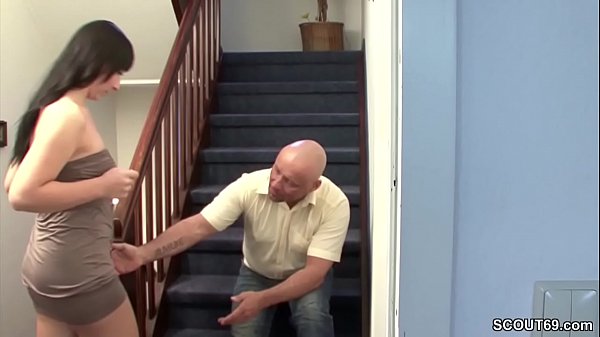 Bapak Tiri Ngentot Anak Ceweknya Yang Sange Di Lorong Rumah.