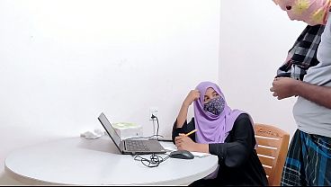 Bankir Hijab Montok Digocok Abang Desa, Desi Chudai Panas