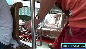 Ngemut Kontol Sama Cewek Thailand Montok Di Tuk Tuk Sambil Basah Kuyup
