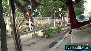 Bule Gede Jemput Tante Di Tuk-tuk, Langsung Naik Kontol Gede.