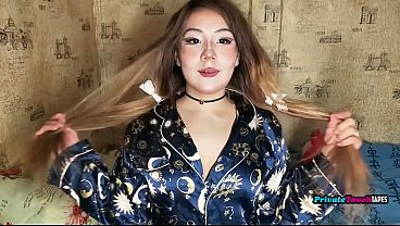 Gadis Rusia Gendut Dengan Paha Besar Mainin Memek Sempitnya Pakai Dildo Yang Udah Masuk Dalem