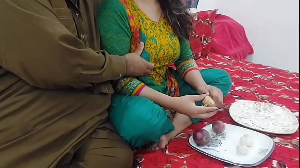 Ngentotin Bantu Ibu Tiri Potong Sayur, Abis Itu Kontol Masuk Ke Pantat Gede, Dia Selingkuh Dari Bapak Tiri, Suara India Jelas.