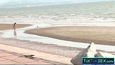 Gadis Thailand Dijemput Di Pantai Untuk Digarap Kontol Bule Gede