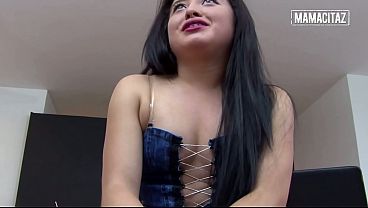 Pantat Gede Cewek Latin Bungkuk Pake Rok Mini… Dia Gak Bisa Berhenti Meremasnya.