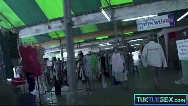 Lidahnya Ditindik, Si Thai Milf Mungil Digebah Dua Bule