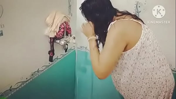 Desi Mandi Basah, Badan Ngaceng, Bikin Nagih.