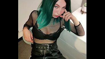 Ibu Tiri Konservatif Paksa Anak Lesbiannya Jadi Normal Dengan Bantuan Kontol Pacarnya.