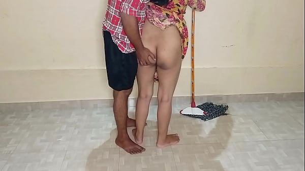 কামরার মেঝে মুছতে থাকা কাজের আন্টির মুখে লণ্ড চেপে চুদলাম! স্পষ্ট হিন্দি কন্ঠে