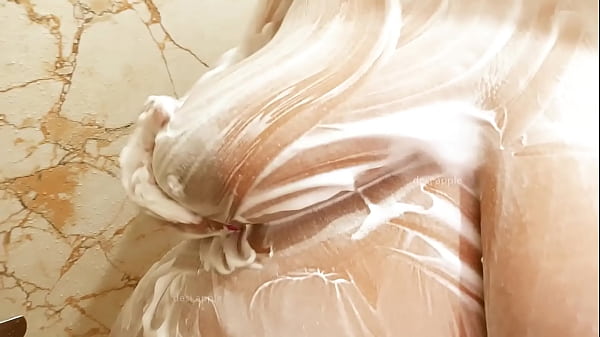 Desi Bhabhi Lagi Mandi Basah, Bikin Ngilu