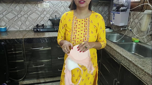 Desi Bhabhi Dapur Lagi Cuci Piring, Tiba-tiba Adik Ipar Datang Bisik, “bhabhi, Gue Pengen Ngerasain Memek Lo, Mau Kasih Nggak?” Suara Hindi Panas.