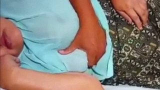 Anak Tiri Meremas-remas Tubuh Ibu Tiri Yang Pura-pura Tidur, Nikmatin Setiap Sentuhan Mesra