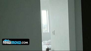 Gap Aja Dulu, Kakak Tiri Pirang Montok Daisy Stone Dapet Pancutan Dari Adik Tiri Yang Horny.