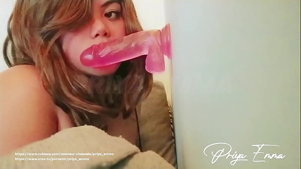 Tonton Aksi Panas Si Cewek India Campuran Arab, Priya Emma, Lagi Ngecesin Dildo Dari Deket, Bikin Makin Mabok