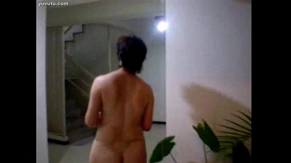 Si Montok China Tua Siram Tanaman, Bikin Basah Kuyup