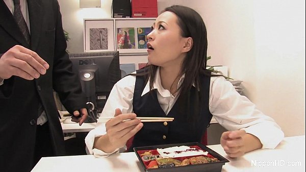 Cewek Kantor Jepang Ngeblow Di Ruang Meeting, Bikin Makin Basah.