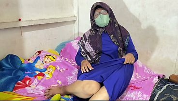 Wanita Berhijab Lagi Mainin Diri Sendiri, Basah-basah.
